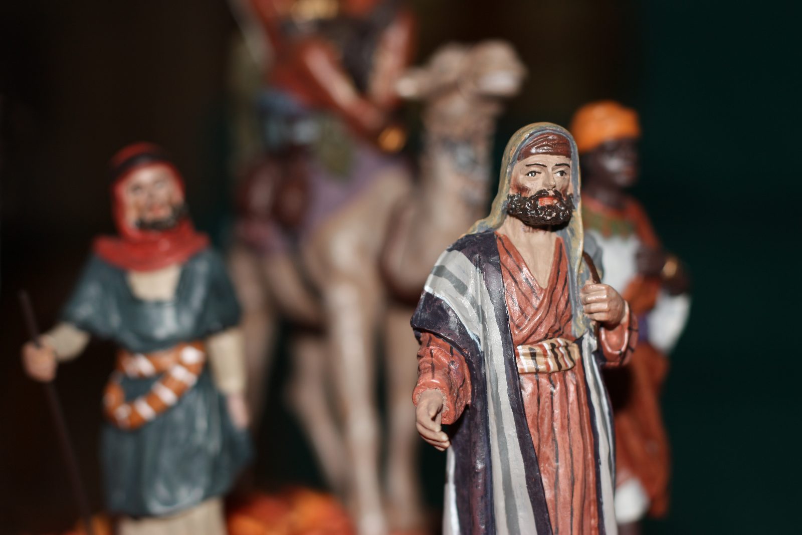 La caravana de los Reyes Magos camino al establo de un pesebre