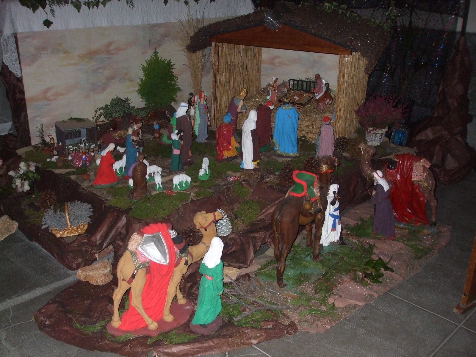Un gran pesebre en la iglesia de Le Teil, Francia, iluminado en la penumbra de la nave