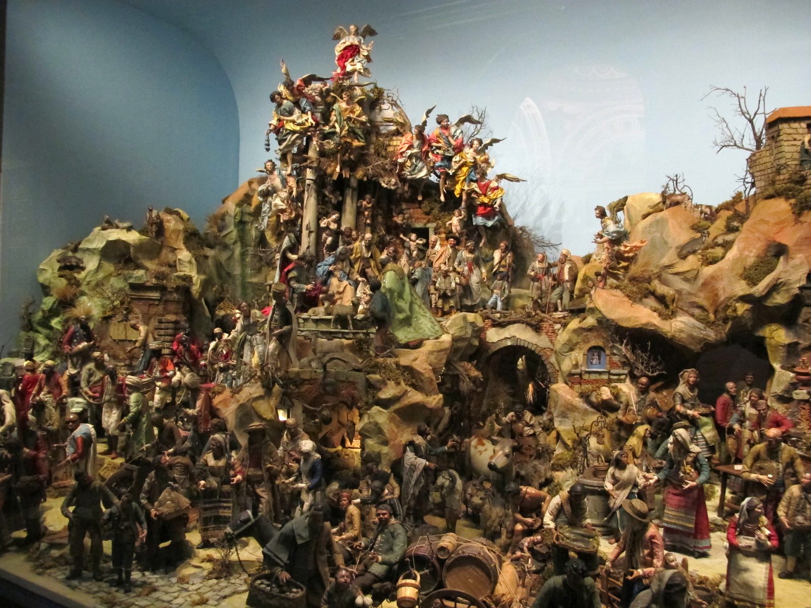 Presepe napolitano histórico en la capilla del Palacio Real de Nápoles, vista general