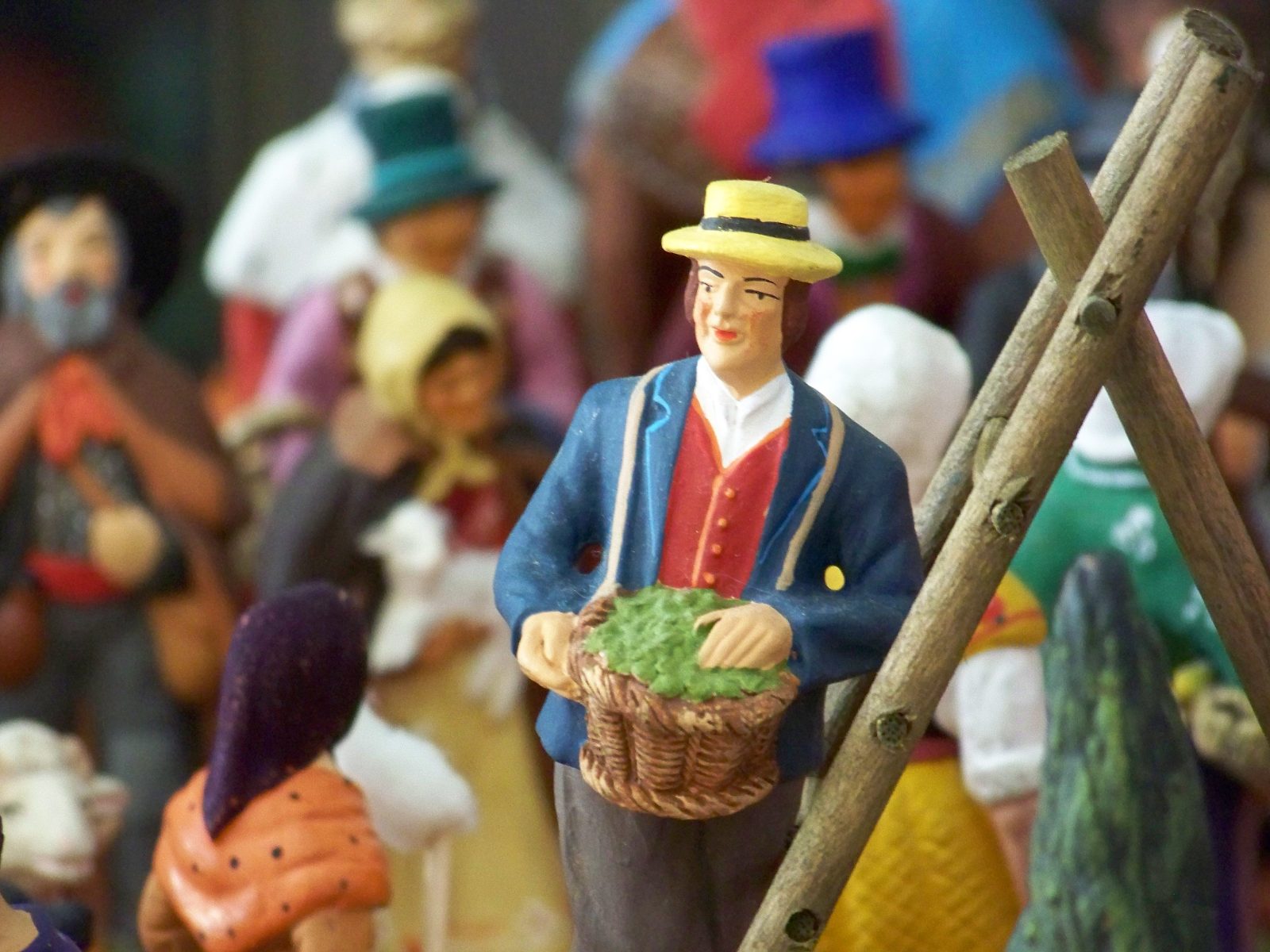 Santon de un hortelano provenzal con ropa del siglo XIX, que sostiene una canasta de verduras