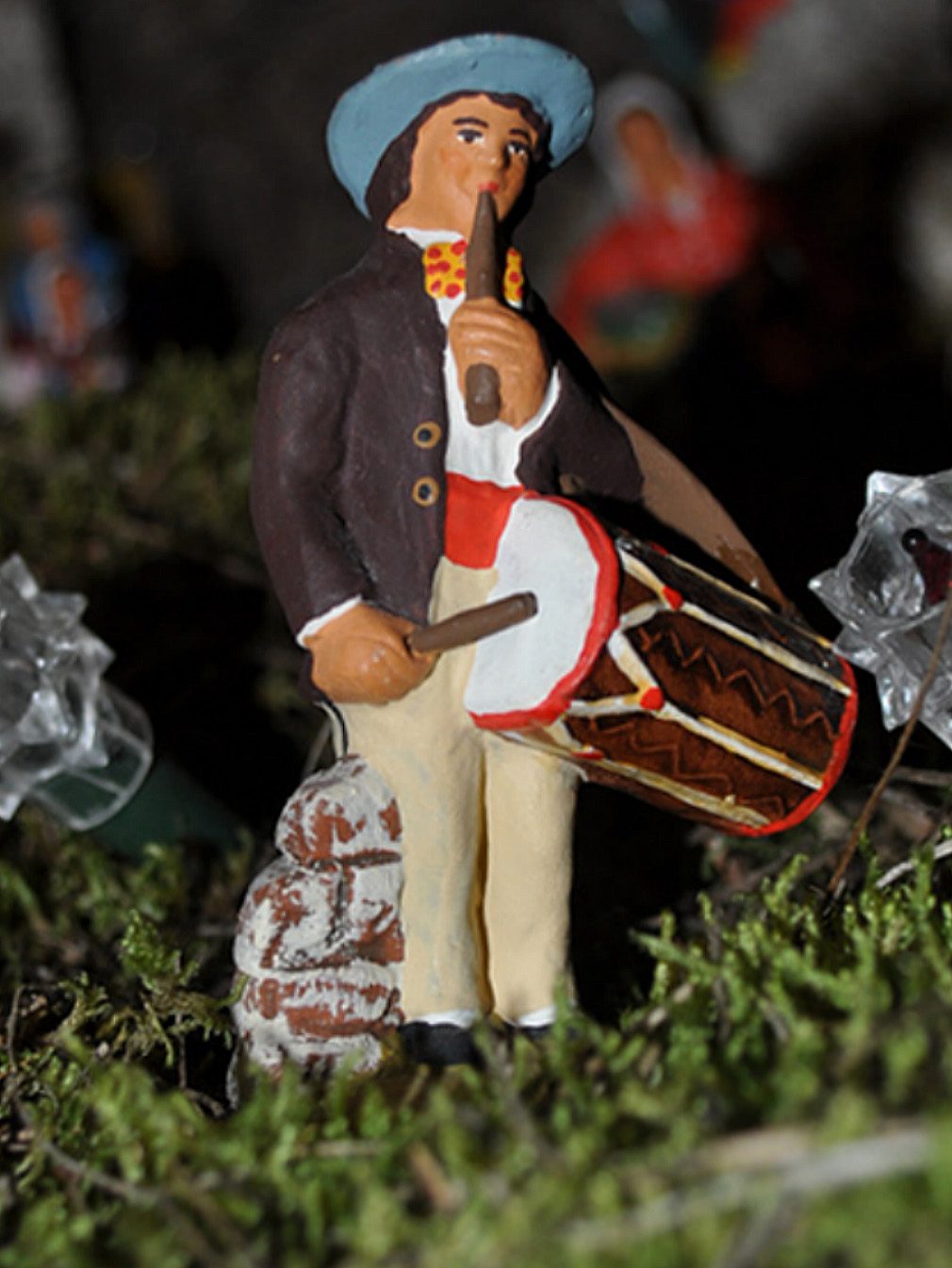 Santon provenzal del tamborilero, con galoubet y tambor, un personaje central de las pastorales
