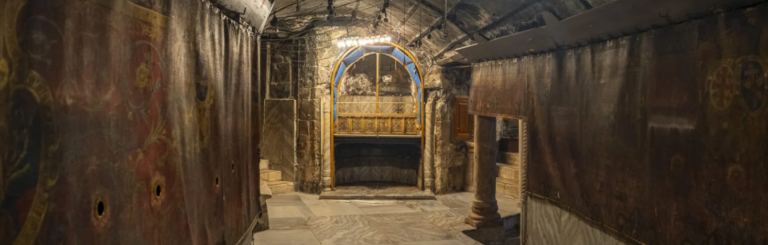 Vista de la gruta de la Natividad antes de la restauración: el altar, las colgaduras y las lámparas colgantes.