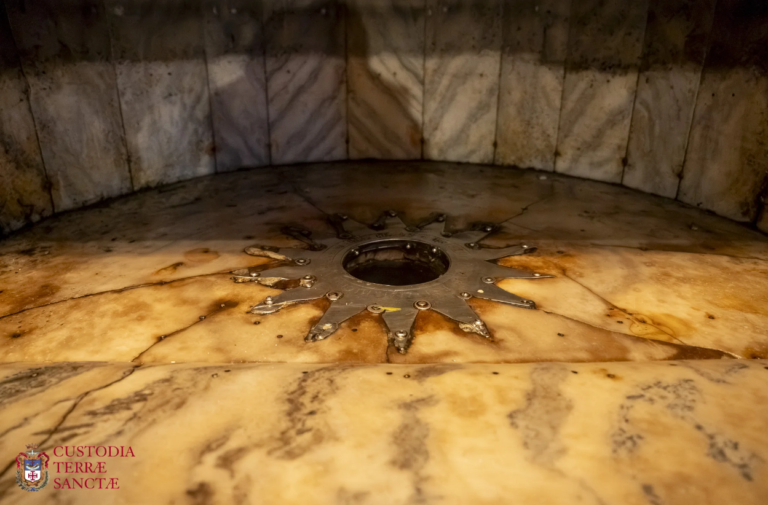 La estrella de plata de catorce puntas, empotrada en el suelo de mármol de la gruta.