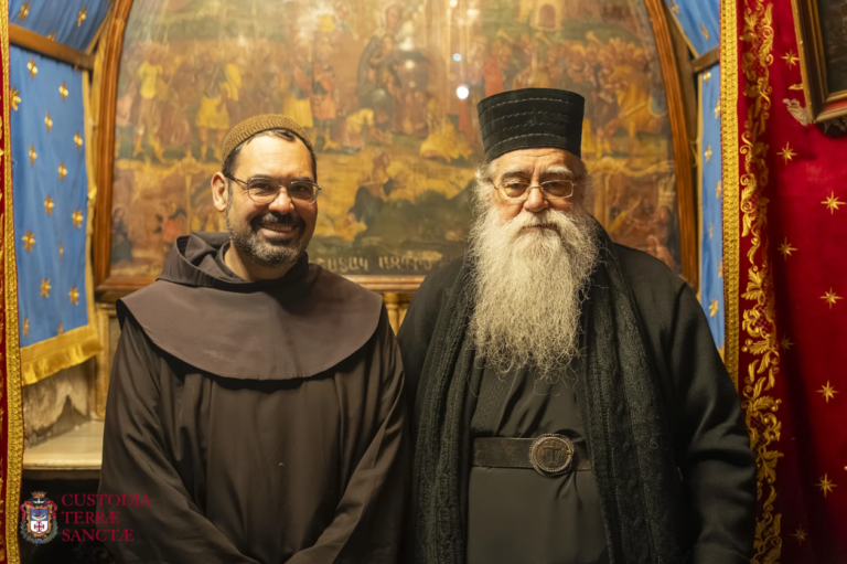 Un fraile franciscano y un clérigo de una Iglesia oriental en la basílica de la Natividad.