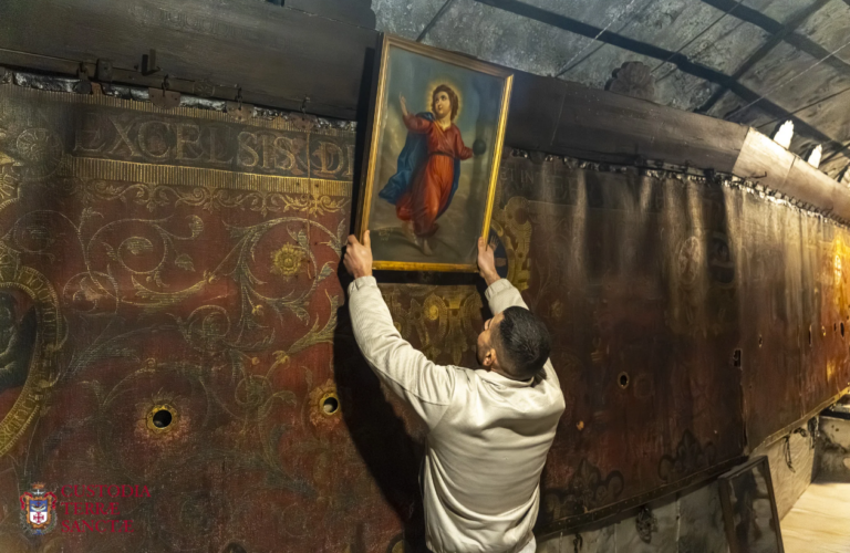 Un cuadro descolgado de la pared con tapices de la gruta de la Natividad.